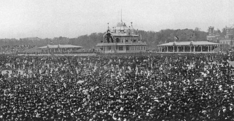 Фотография собравшихся на Ходынке в 1896 году