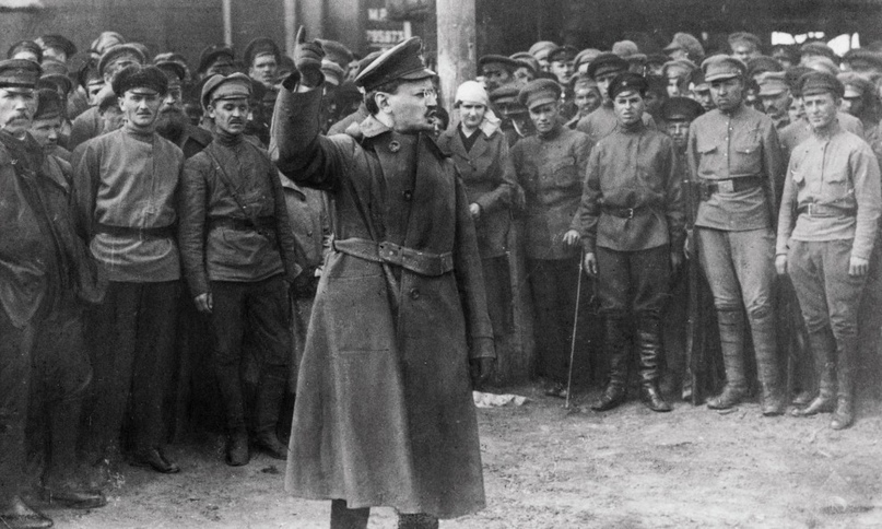 Выступление Л. Троцкого перед солдатами. Фотография времён гражданской войны