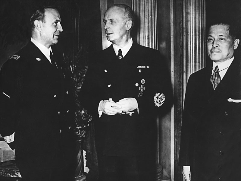Дипломаты слева направо: Глеаццо Чиано (Италия), Йоахим фон Риббентроп (Германия), Хироси Осима (Япония)