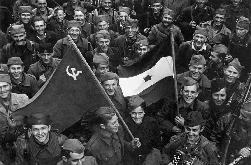 Советские и югославские войска отмечают освобождение Белграда, 1944 год