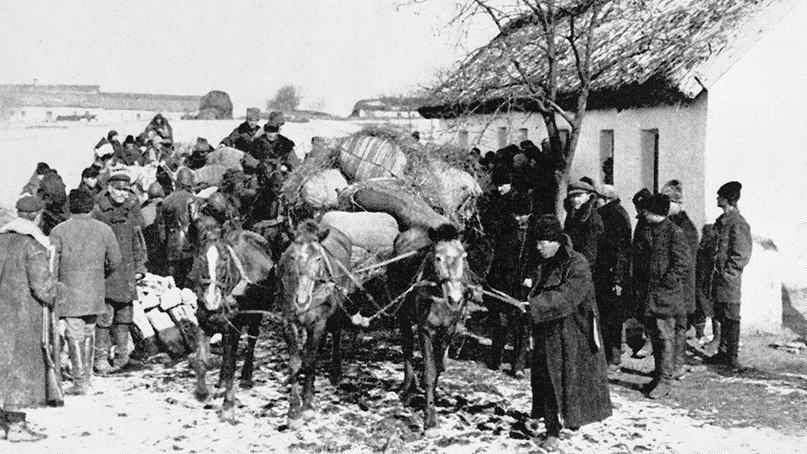 Насильное выселение семьи кулака из их двора. Свердловская область, 1930-е годы