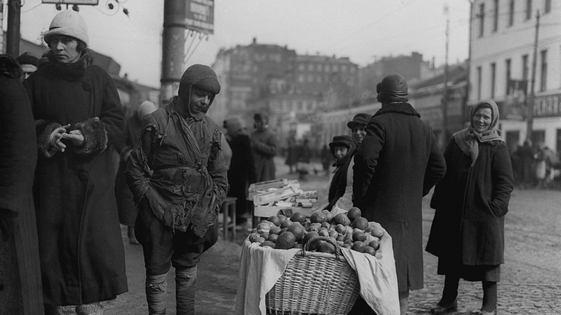 Крестьяне продают урожай в городе, 1920-е годы