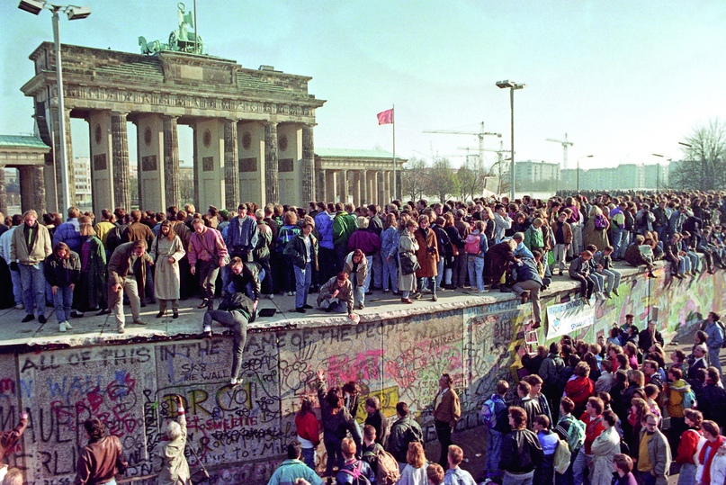 Жители Берлина на стене, ноябрь 1989 года