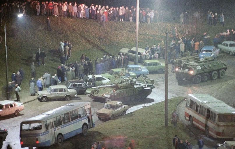 Советские танки у телецентра в Вильнюсе, 13 января 1991 года