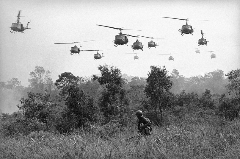 Американские вертолёты Bell UH-1 «Хьюи» — один из символов Вьетнамской войны