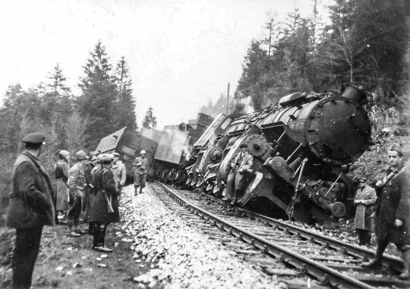Сошедший с рельс немецкий поезд, Белорусская ССР, 1943 год