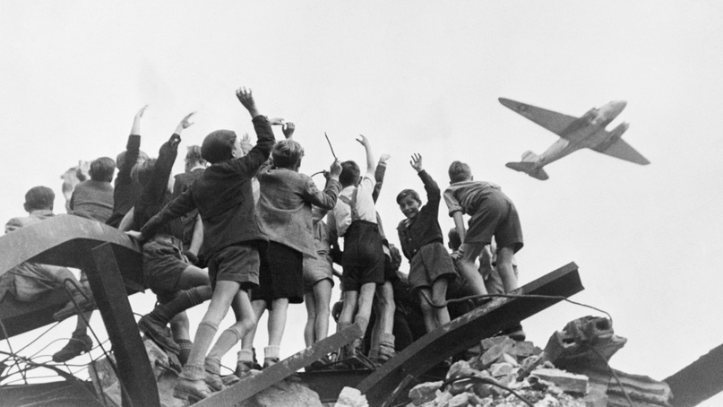 Дети ждут «сладкую бомбардировку», Западный Берлин, 1948 год