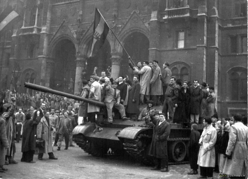 Демонстранты с венгерским флагом на захваченном советском танке, 1956 год