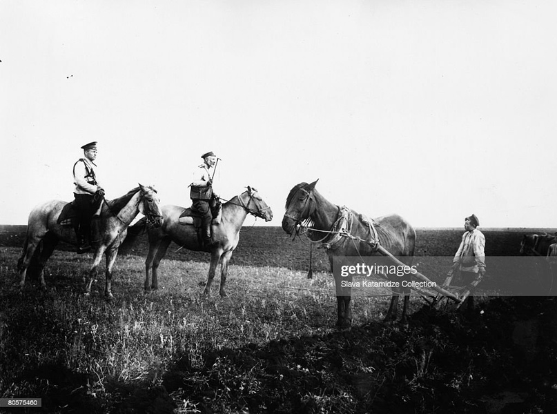 Правительственные войска в деревне. Фотография 1902 года