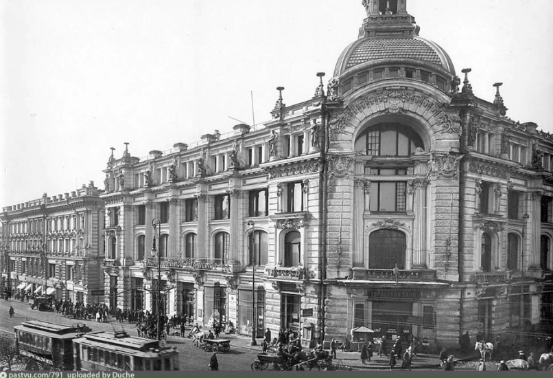 Комплекс доходных домов и бань Хлудовых (фото начала XX века, так как сейчас он выглядит совсем иначе)