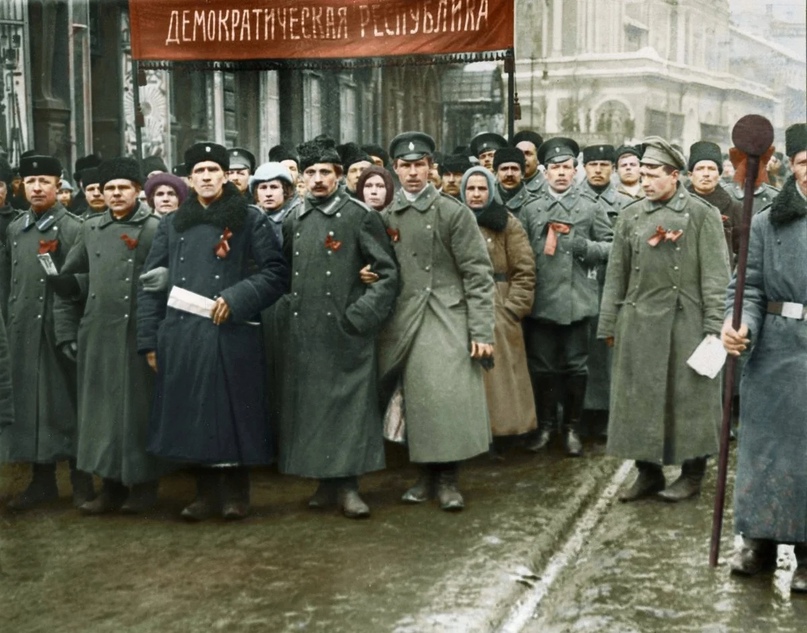 Колоризированная фотография забастовки в Петрограде 1917 года