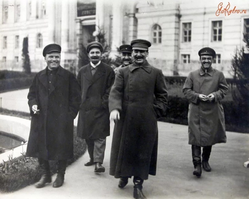 Слева направо: Киров, Каганович, Орджоникидзе, Сталин, Микоян, фото 1930 года.