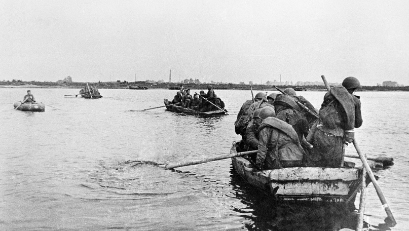 Переправа советских солдат по Днепру, ноябрь 1943 года