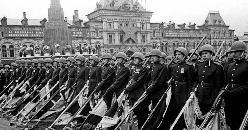 Советские солдаты с захваченными немецкими знамёнами на параде 24 июня 1945 года