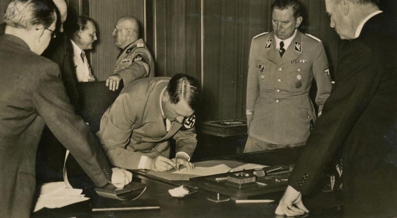 Адольф Гитлер подписывает Мюнхенский договор, сентябрь 1938 года