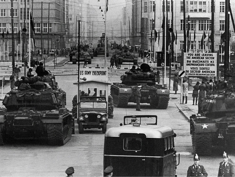 Советские и американские танки, нацеленные друг на друга, Берлин, август 1961 года
