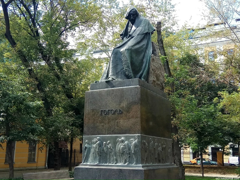 Памятник Н.В. Гоголю на Никитинском бульваре, Москва