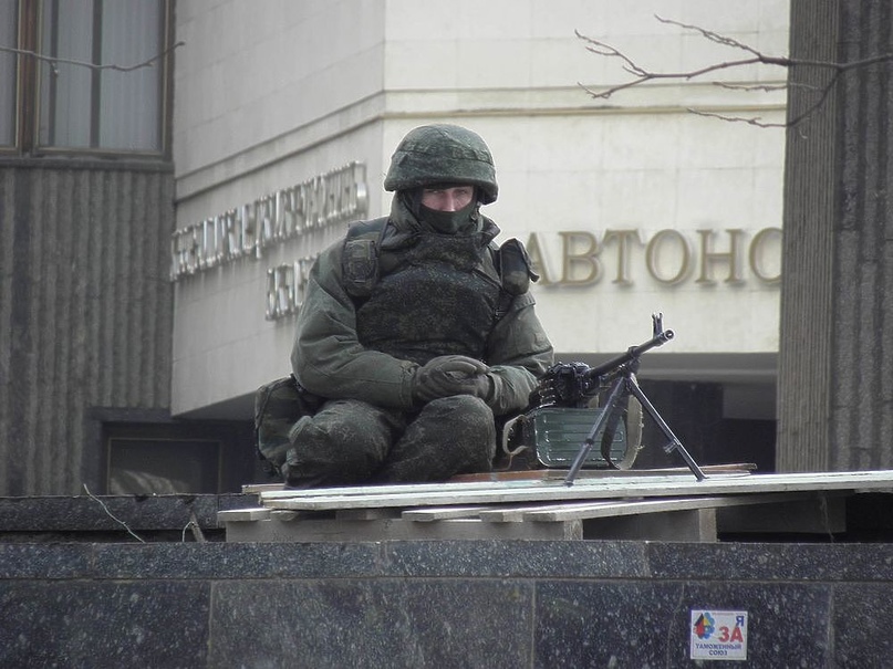 Российский военный без опознавательных знаков на здании Верховного Совета Крыма, март 2014 года