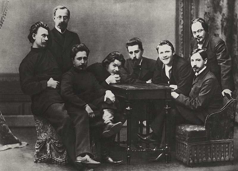 Совместная фотография общества «Знание». Третий слева — М. Горький