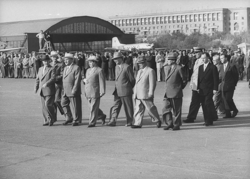 В. Молотов, Г. Маленков, М. Первухин и др. ждут в аэропорте Хрущёва и премьер-министра ГДР, 1955 год