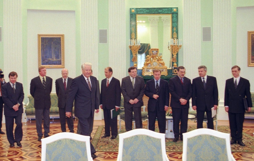 Б. Ельцин на встрече с олигархами, 1996 год. Среди прочих на фото присутствуют: Чубайс, Ходорковский, Березовский, Гусинский и Фридман