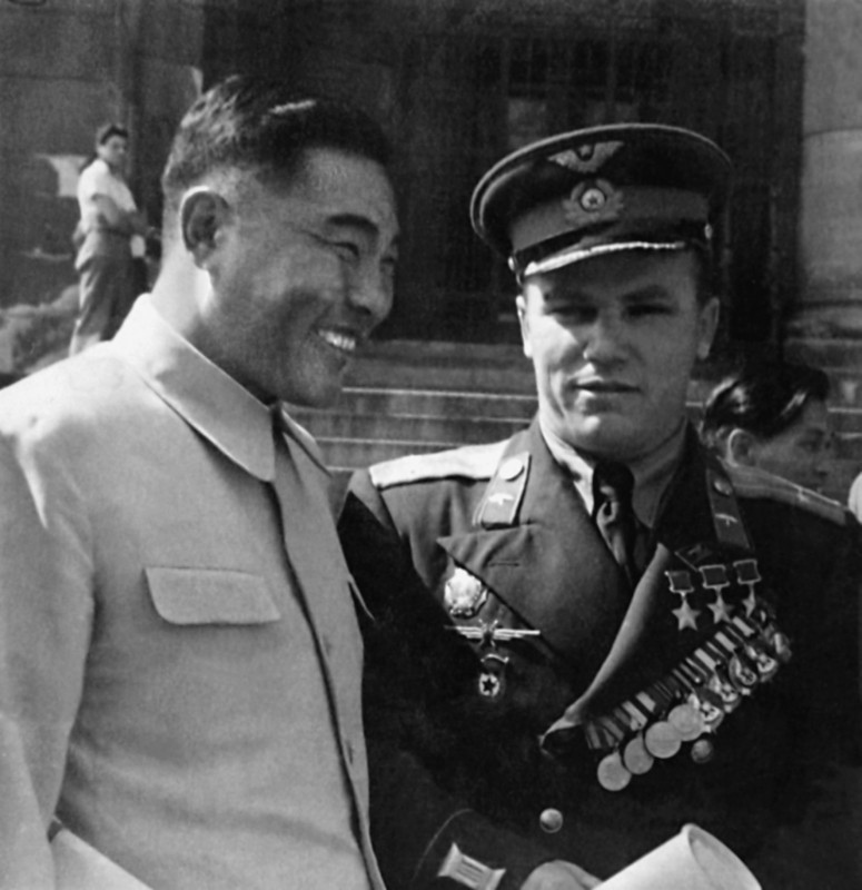 Советский лётчик и трижды герой СССР Иван Кожедуб в Северной Корее, 1951 год